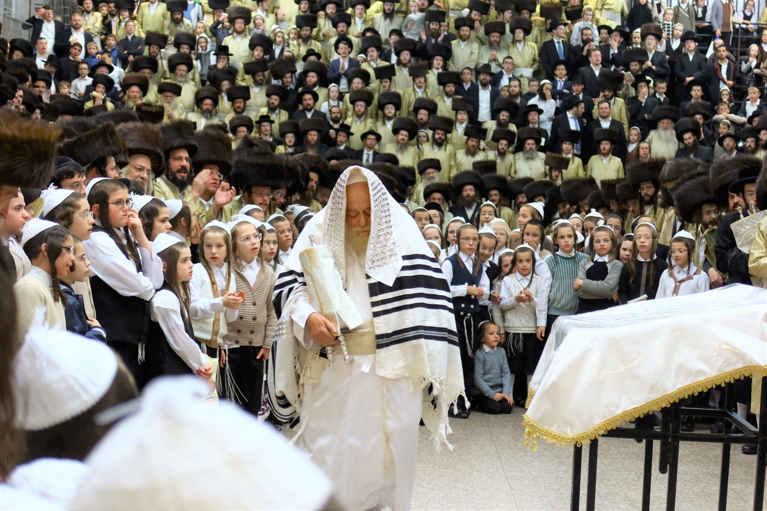 נעילת החודש: תיעוד מרהיב מ’הקפות שניות’ בתולדות אהרן