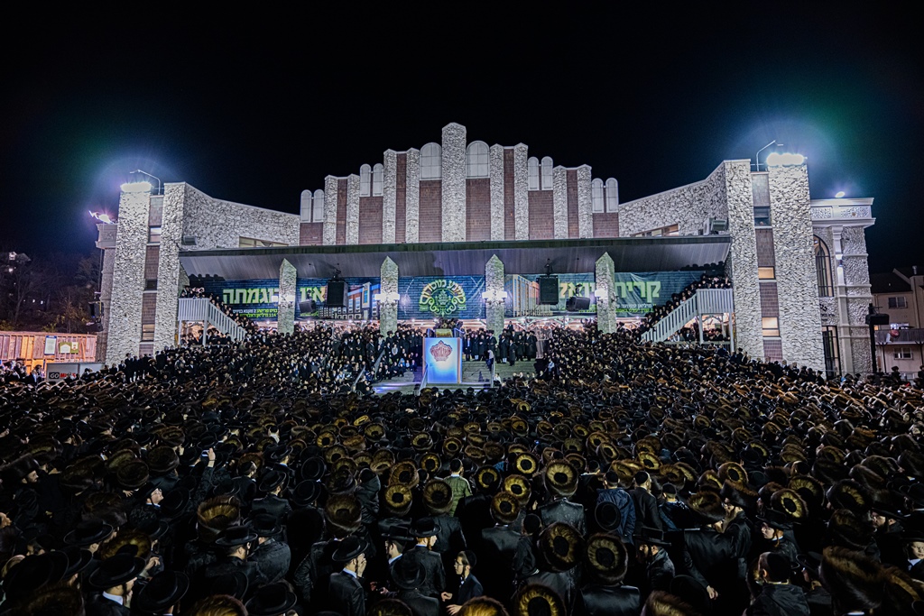 גלריית ענק: סיקור ימי החג בחצה”ק סאטמר – מסוכות ועד ההקפות השניות 