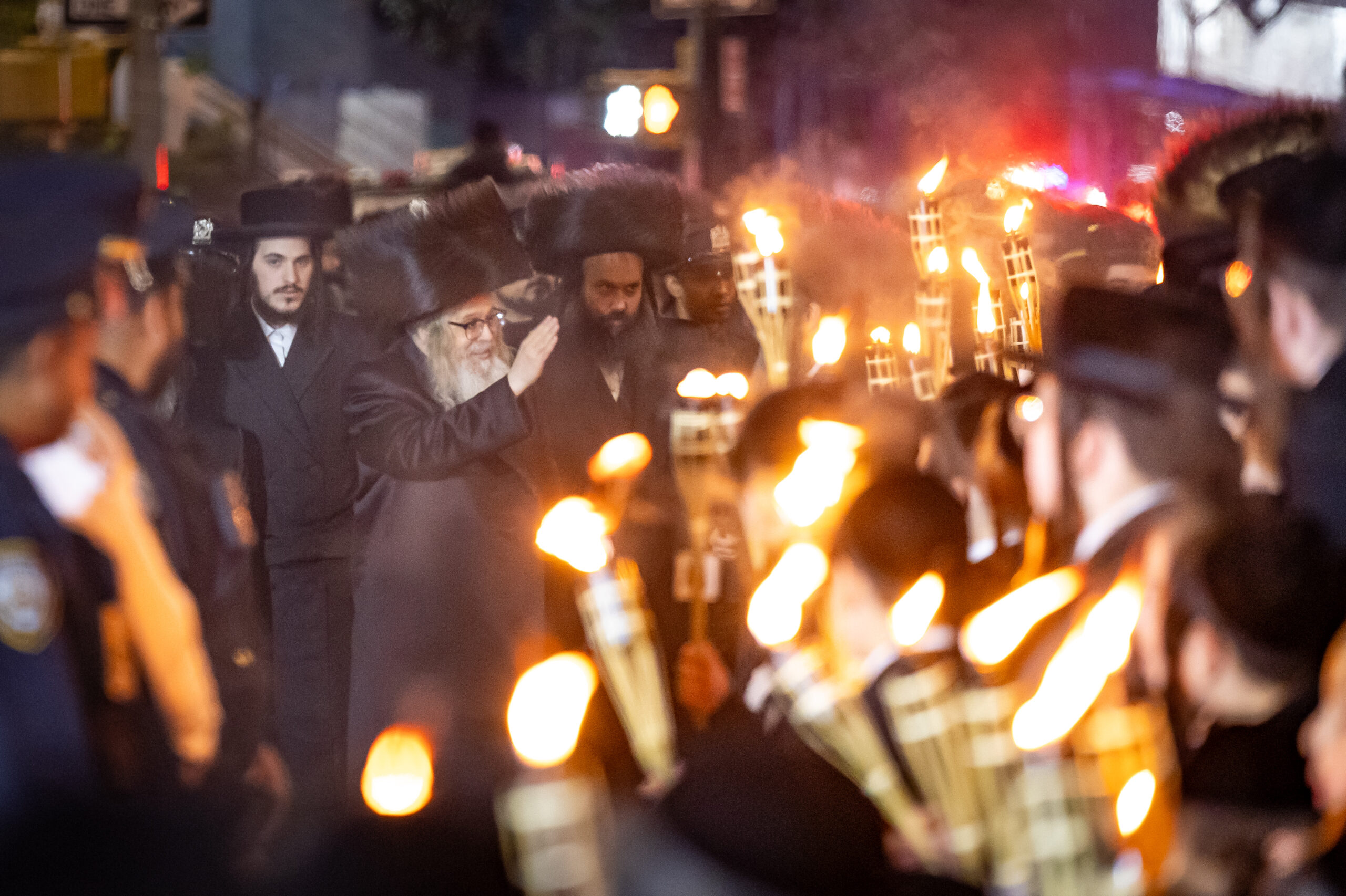 בלפידי אש ואבטחה כבדה: רבבות ליוו את האדמו”ר מסאטמר בצאת החג 