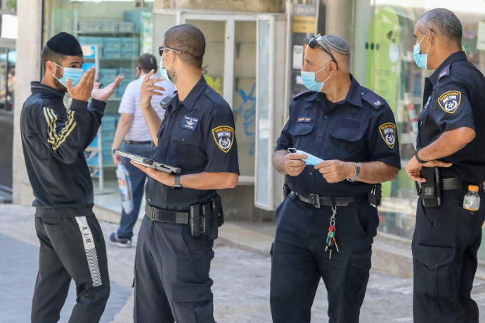 שוקר חשמלי ואגרופים לפנים: שוטרים הורשעו בתקיפת אזרח שלא עטה מסכת קורונה