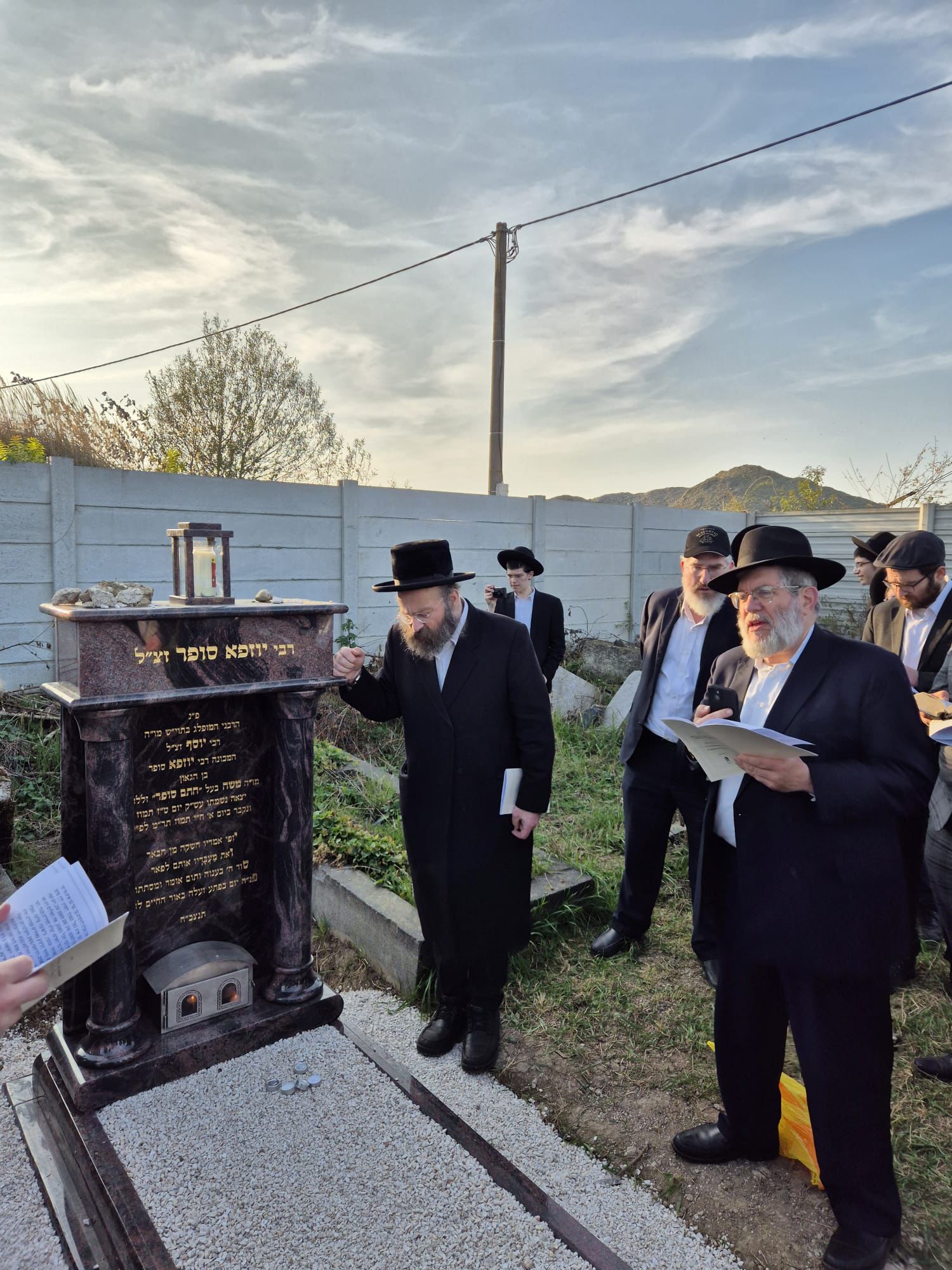 התגלתה ושוקמה מצבת בנו הנרצח של בעל ה’חתם סופר’ 