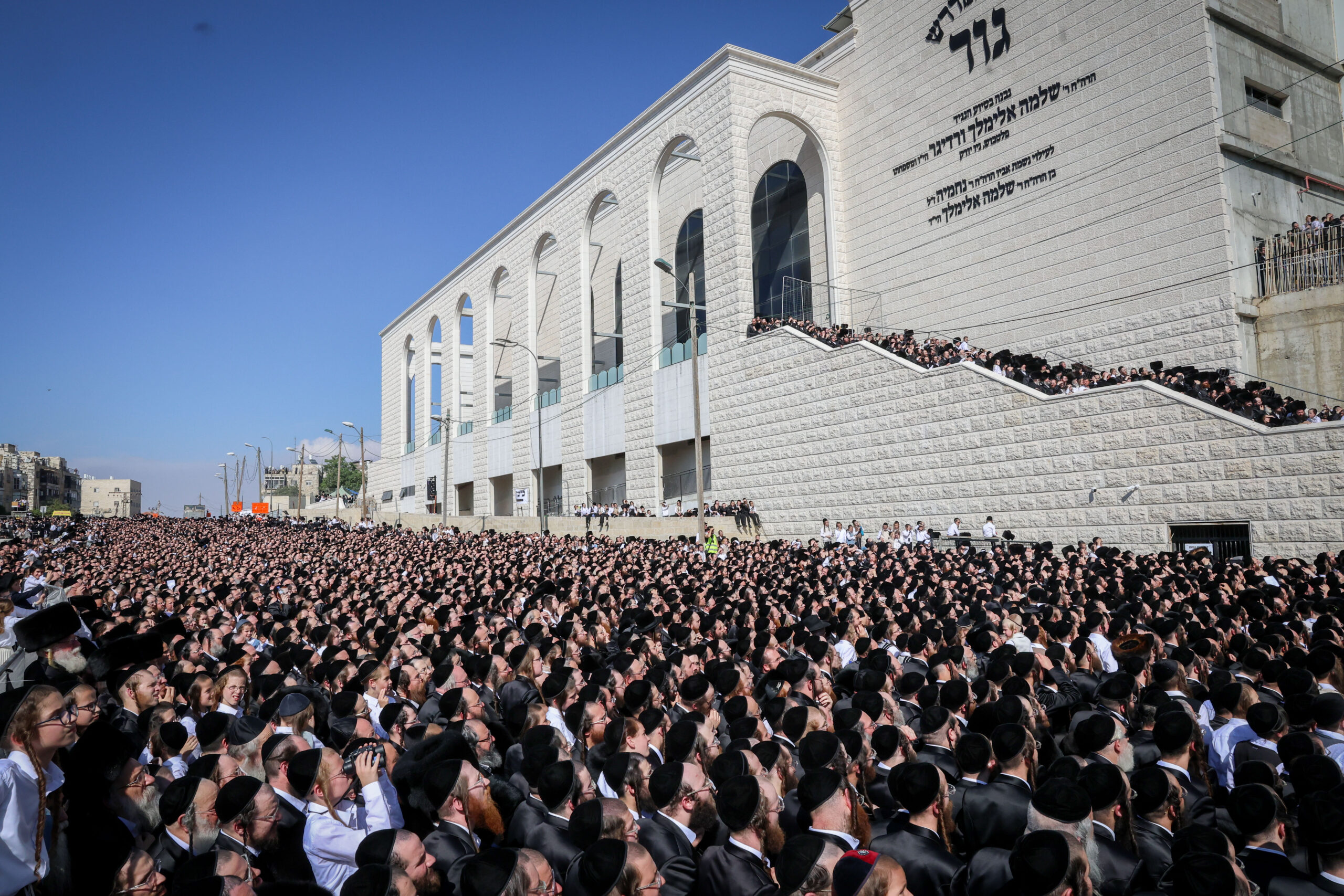 הנוסע המתמיד • החיים בחסידות גור בעיניהם של שלושה בחורים צעירים