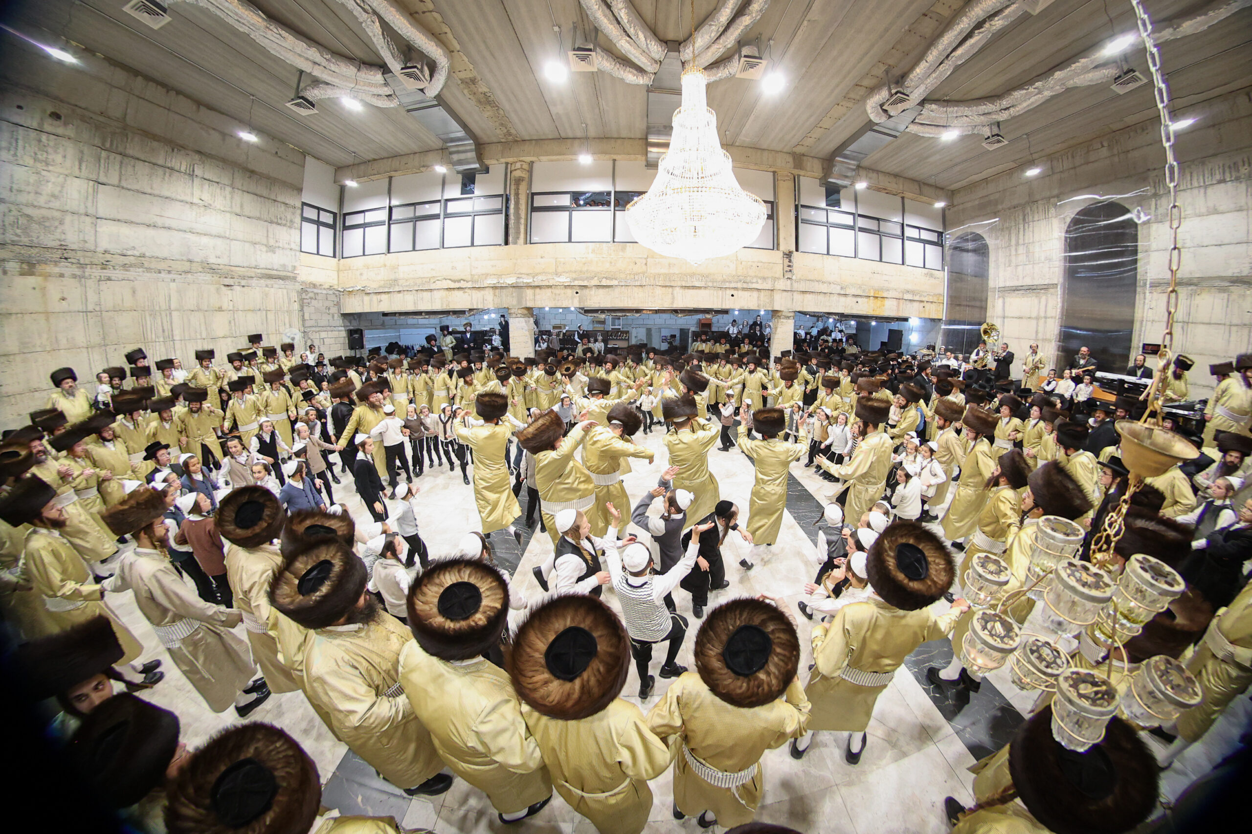 רב הקהילה לבש בגד חדש, ובירך שהחיינו על חנוכת בית המדרש 