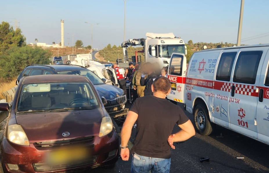 בן 60 נהרג בתאונה קטלנית בכביש 443 | 5 נוספים נפצעו