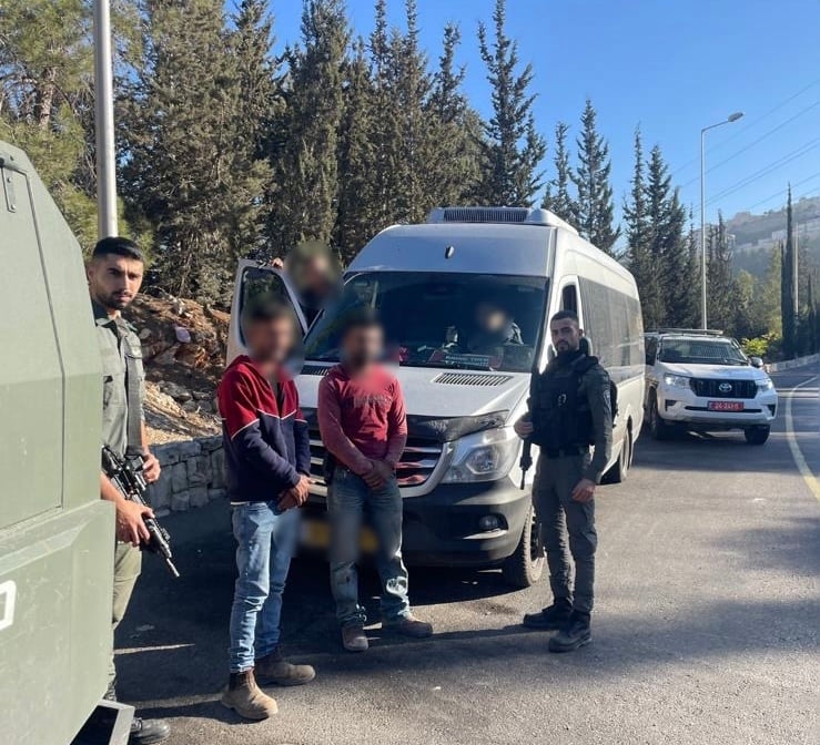 15 שב”חים נתפסו ברכב עם כרזות של השבת החטופים | צפו