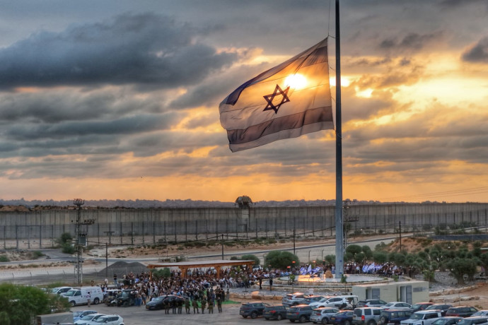 “עומדים כאן היום למרות הכל”: בעוטף התייחדו לזכר הנרצחים