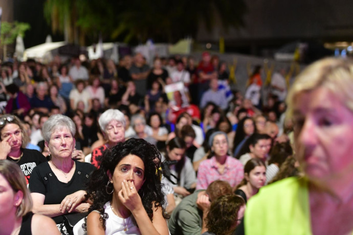 “אל תשאירו אותנו לבד במאבק הזה”: זעקת משפחות החטופים בכיכר