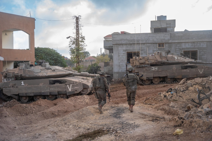 במתחם בית ספר בדרום לבנון: כוחות צה”ל איתרו מצבורי נשק ופירים עם ציוד לחימה | צפו