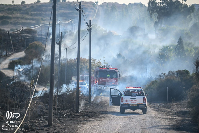 שריפת ענק פרצה בשרון: צפו בתיעוד הלא שגרתי מהשטח