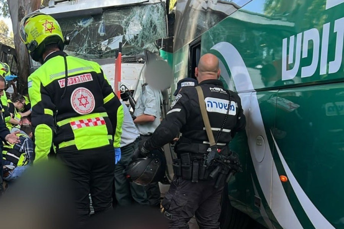 חשד לפיגוע: משאית פגעה בעשרות הולכי רגל בתחנת אוטובוס סמוך לגלילות