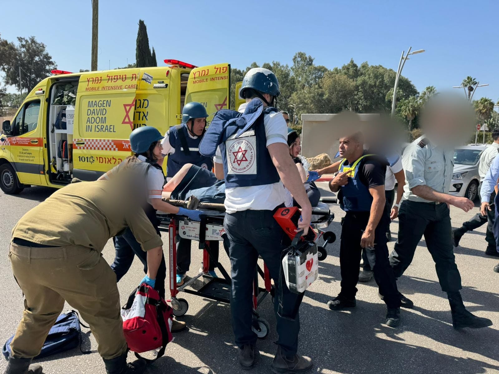 חשד לפיגוע: משאית פגעה בתחנת אוטובוס בגלילות | עשרות בני אדם נפגעו