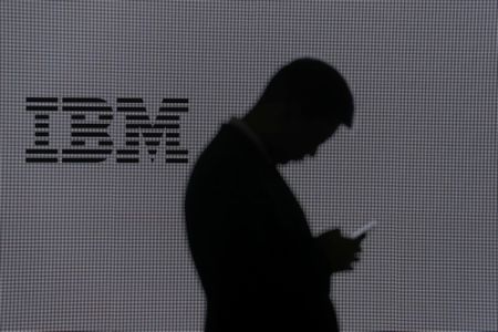 מניות IBM צוברות תאוצה כאשר אנליסט מדגיש את צמיחת התוכנה ומחזור ה-Mainframe