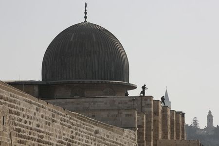 ישראל תוקפת מתקני טילים איראניים ואתר גרעיני לשעבר