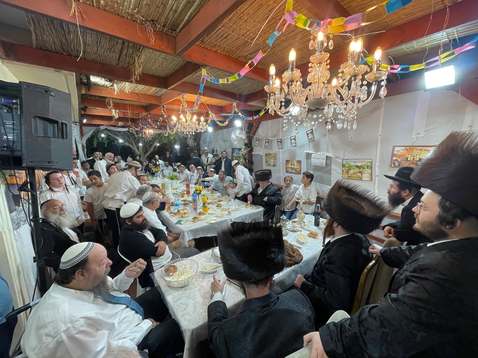 הרבי מקלאיב ערך טיש חסידי בשומרון | תיעוד