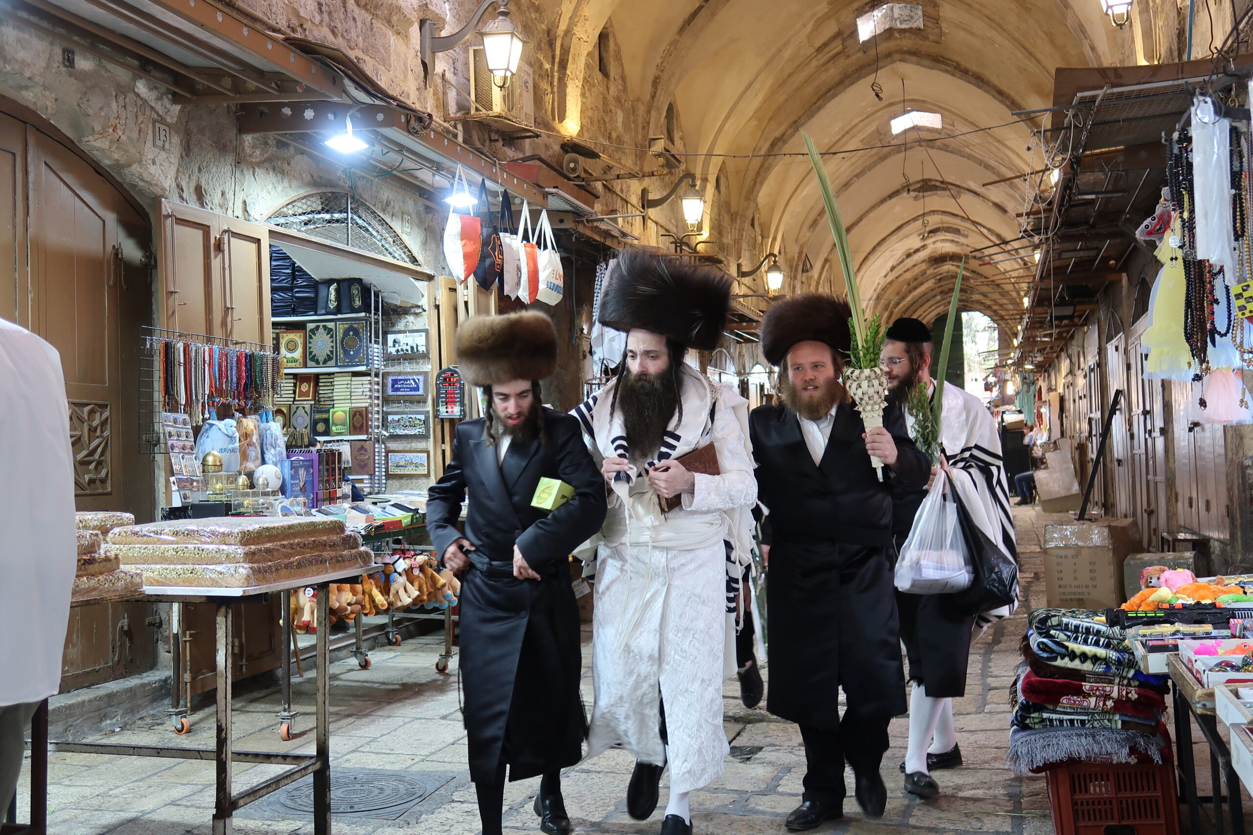 ברובע המוסלמי, כשהוא לבוש בלבן וללא פחד | גלריה נרחבת