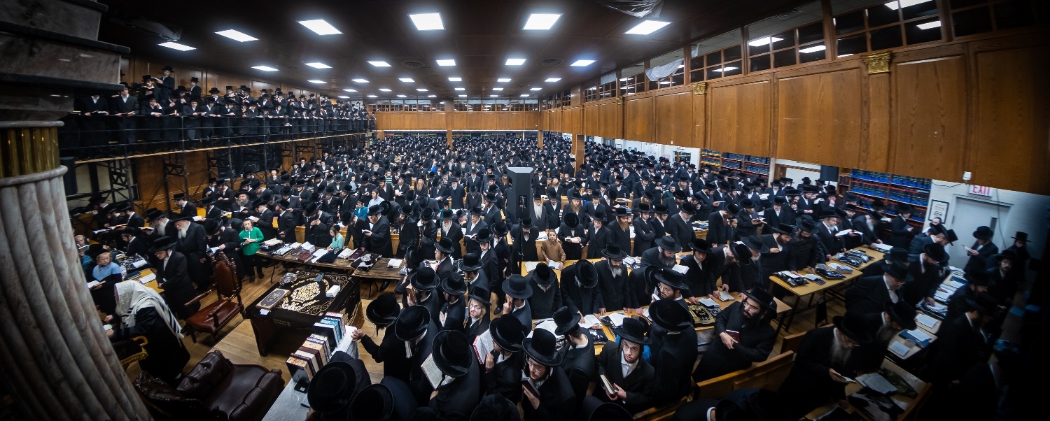 בהשתתפות אלפים: הרבי נחת בארה”ב ויצא לאמירת סליחות ראשונות 