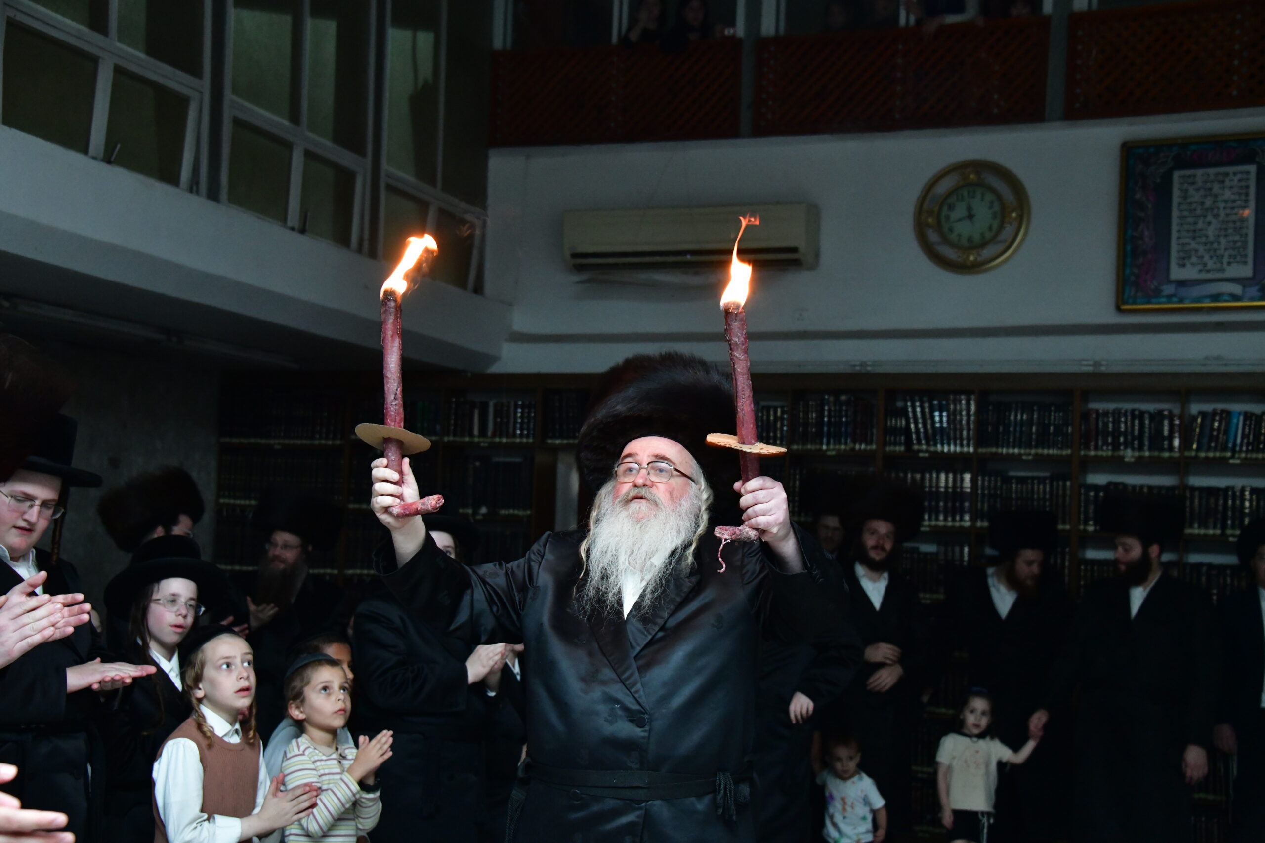 רוממה שמו יחדיו: בהילולת אבי השושלת פיזז הרבי עם לפידי אש