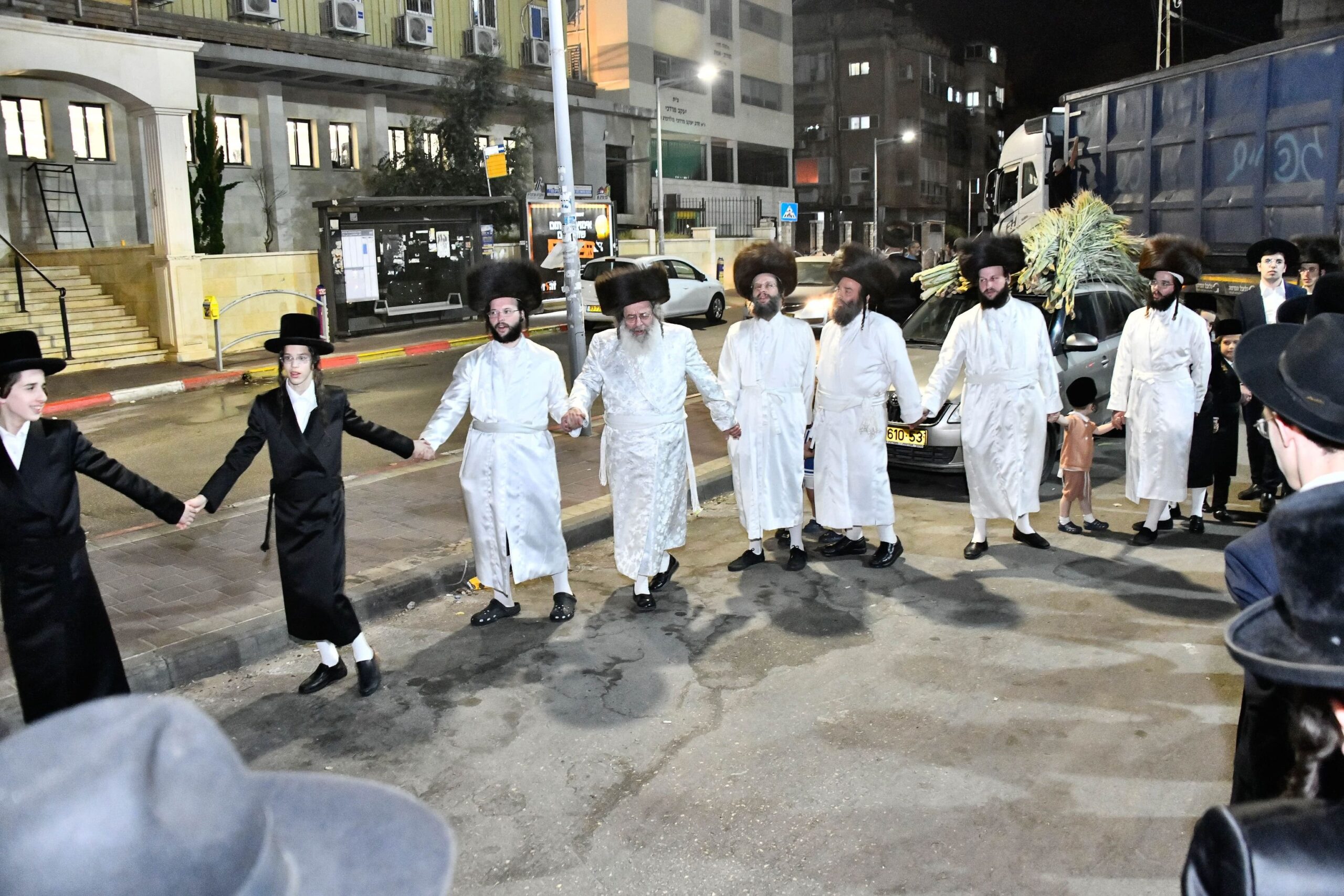 בצאת הצום: האדמו”ר רקד ברחובה של עיר עם בני משפחתו 