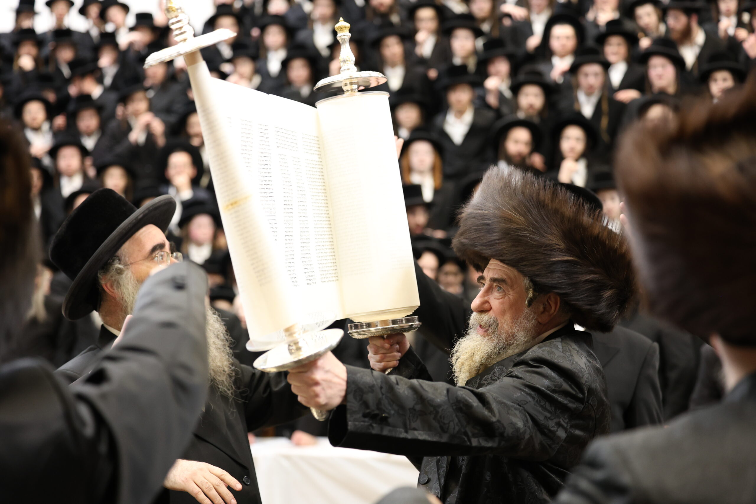 חזרה לשגרה | הכנסת ספר תורה ב’רחמסטריווקא’