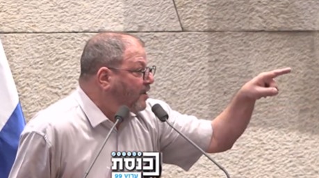 כסיף כינה את הלוחם “קיצוני ואלים” – ועורר זעם במליאה “שיירד מפה!”