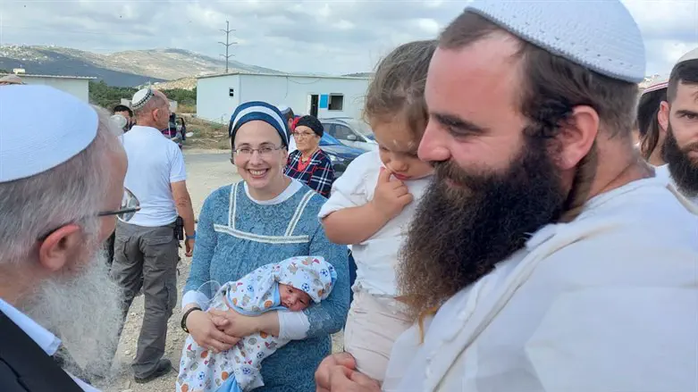 הרב אלישמע כהן: “היו זמנים שאפי באואר ז”ל החזיק את חומש”