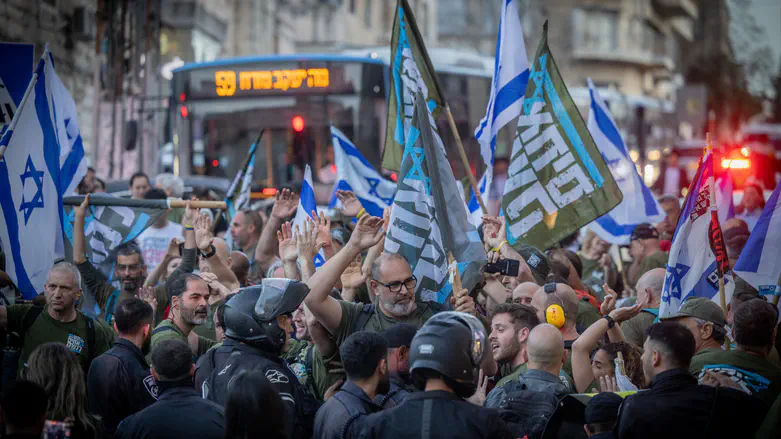 תנועת המחאה ‘אחים לנשק’ תובעת את ערוץ 14: “שקר, שטנה והנדסת תודעה”