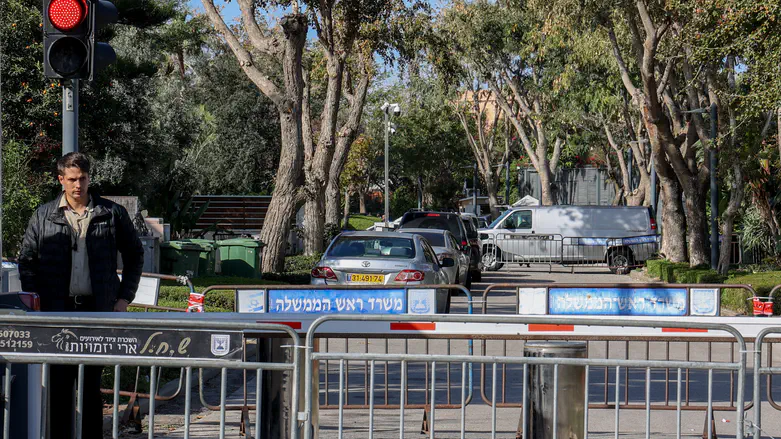 פצצות תאורה נפלו בחצר ביתו של נתניהו בקיסריה