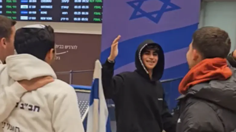 גד עלה לארץ כדי להתגייס והופתע מקבלת הפנים בנתב”ג: “מחמם את הלב”