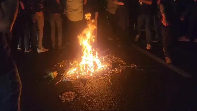 פיטורי גלנט: מפגיני שמאל הדליקו מדורה באיילון