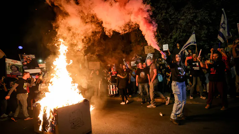 צפו: הפגנה סוערת מול מעון ראש הממשלה, מדורה ועימותים עם שוטרים