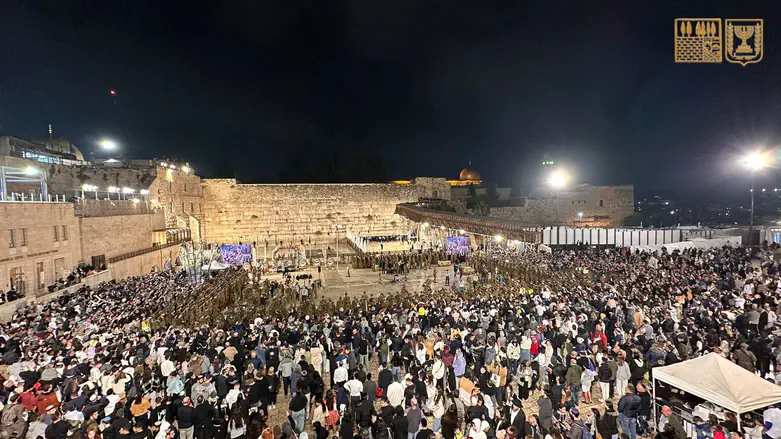 צפו: השבעת לוחמי ‘כפיר’ ברחבת הכותל המערבי