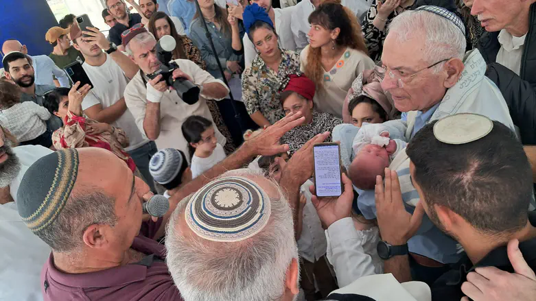 שבועיים לאחר שנפל בלבנון: ברית במאהל הגבורה לאחיינו של גלעד אלמליח ז”ל