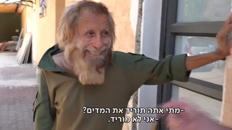 עם רובה ומדים בגיל 86: שלמה התגייס להגן על העיר שלו