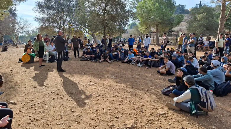 תלמידי הישיבה התיכונית בשעלבים במסע לזכר הבוגרים שנפלו