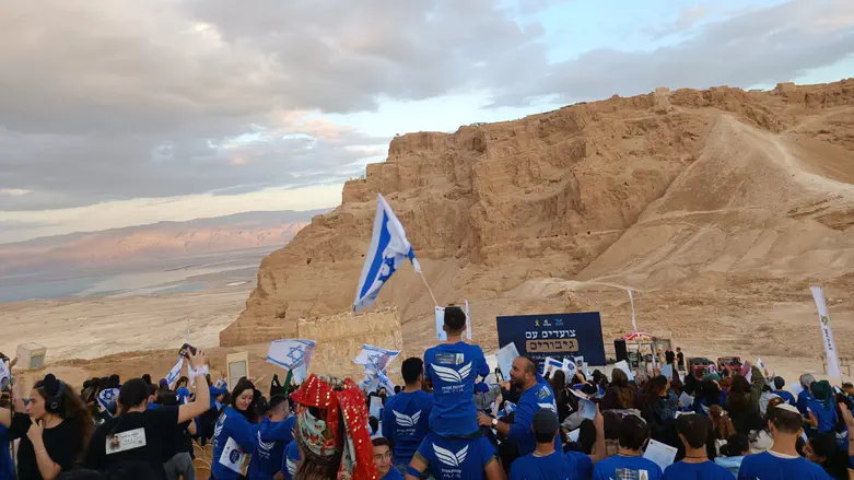 צועדים עם גיבורים: מאות תלמידי רשת אמית במסע למצדה בסימן גבורה והוקרה