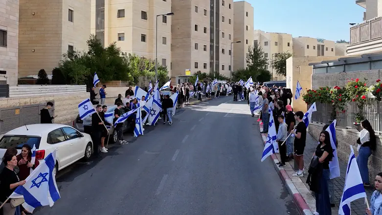 דגלים ברחובות השכונה: מלווים למנוחות את רס”ל (במיל’) איתן בן עמי ז”ל