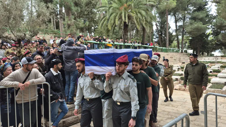 הלוחם יונה בצלאל בריף מובא למנוחות בהר הרצל