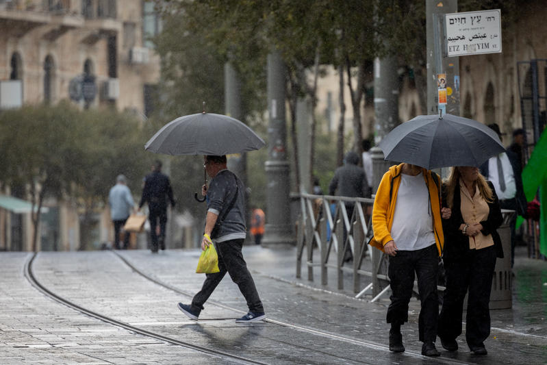 התחזית להיום: קר מהרגיל לעונה, הגשם ייפסק בערב ומחר תהיה התחממות  