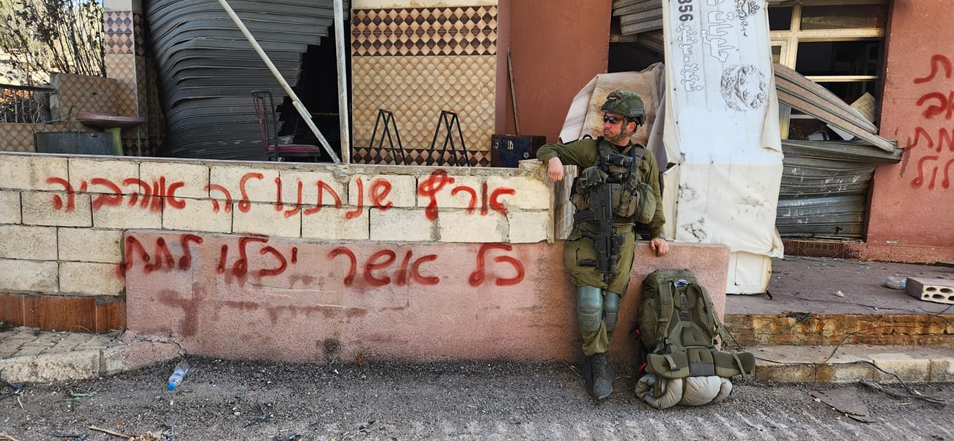 רגע לפני שבתי המחבלים מושמדים – קירות הכפר הלבנוני מתמלאים בשירה לנשמה