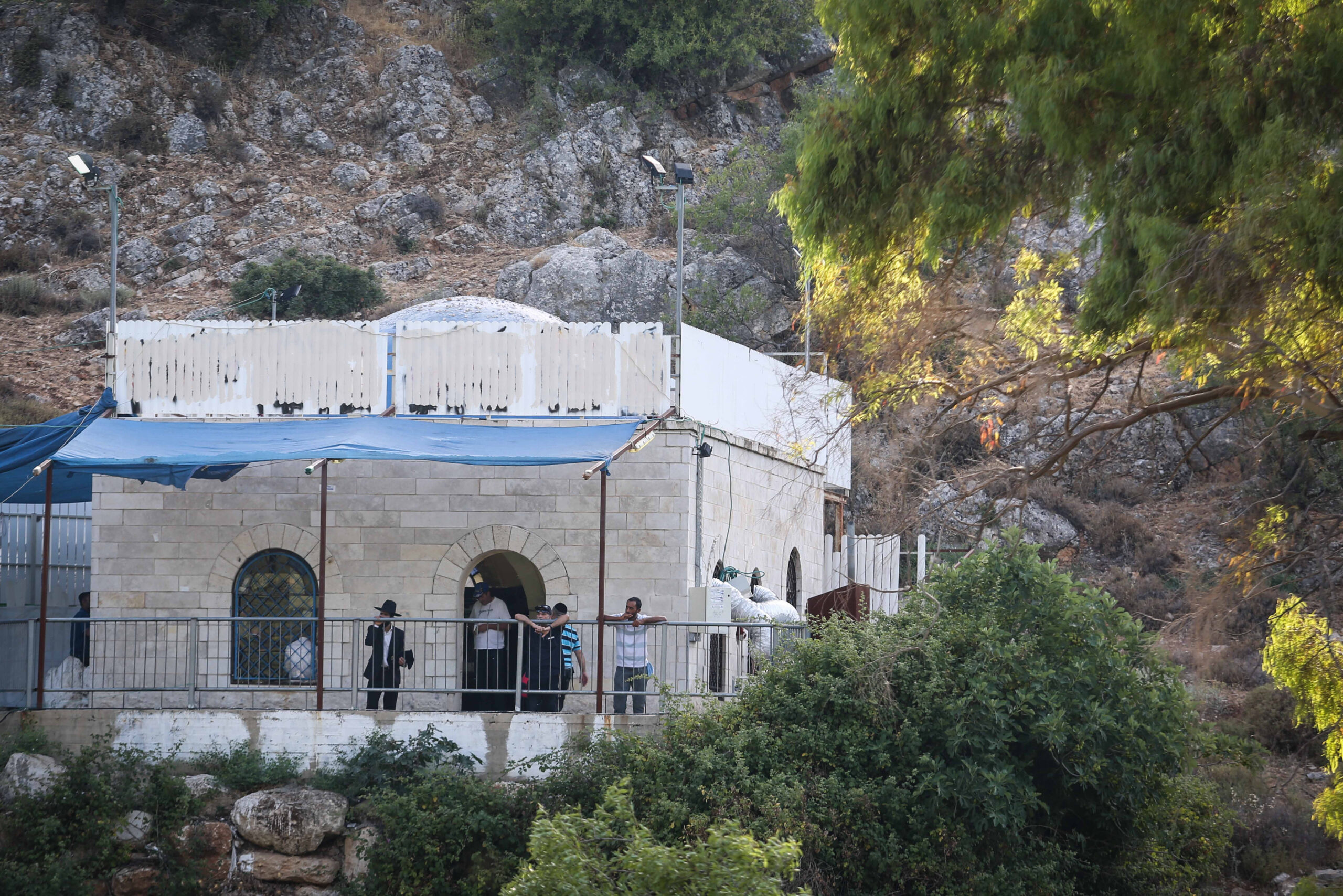 “כל עוף שפורח מעליו נשרף” |
האם המשמעות כפי שמקובל
לחשוב?