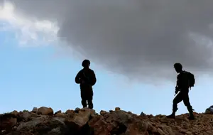 עשרות מתנחלים יידו אבנים לעבר כוחות צה”ל בגדה, לוחם נפצע בינוני מבקבוק בראשו