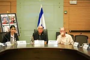 דיון בהול בכנסת לאחר השלכת פצצות התאורה לבית נתניהו