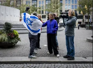 האגרופים, רימוני ההלם וההתעלמות של המשטרה – כך נראו הפרעות באמסטרדם