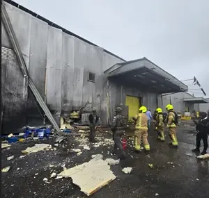 המטח לעבר הגליל: פגיעה ישירה במפעל במעלות – נזק רב ופצועה אחת במצב קל