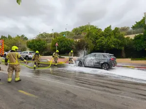 בדרך לבית הספר, הרכב החל לבעור. האם וילדיה נמלטו ברגע האחרון – ונותרו ללא פגע