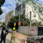 יכל להיגמר באסון: מנוף קרס על בניין מאוכלס בתל אביב, מהנדס העיר הוזעק למקום