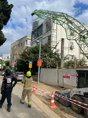 יכל להיגמר באסון: מנוף קרס על בניין מאוכלס בתל אביב, מהנדס העיר הוזעק למקום