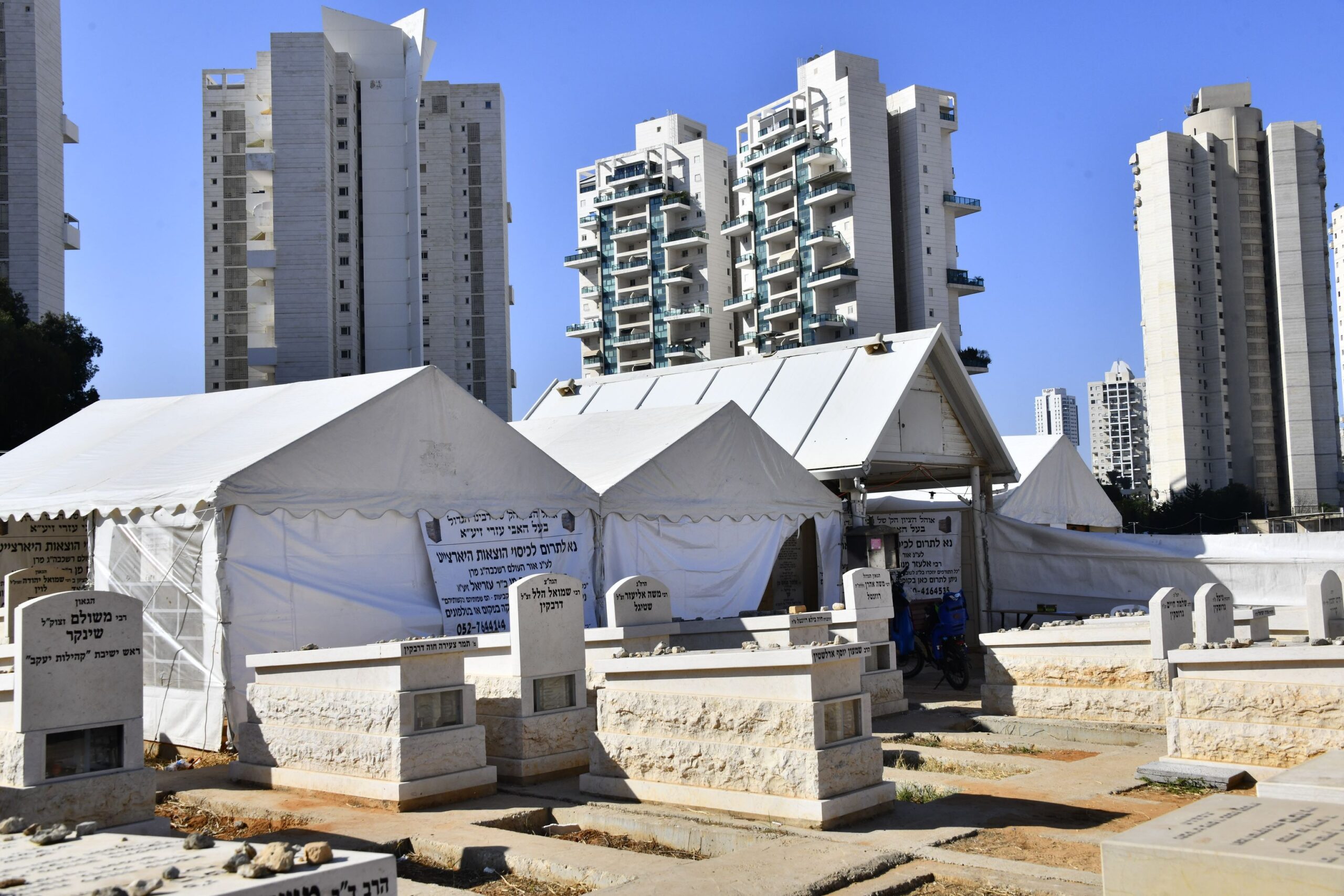 אוהלי תפילה ומתקני נרות | מראות ההכנות בפוניבז’ להילולת בעל האבי עזרי