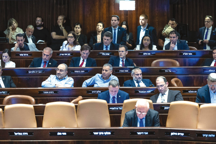 בקואליציה מברכים על פיטורי גלנט: “שבוי עמוק בקונספציה, החלטה נכונה והכרחית”