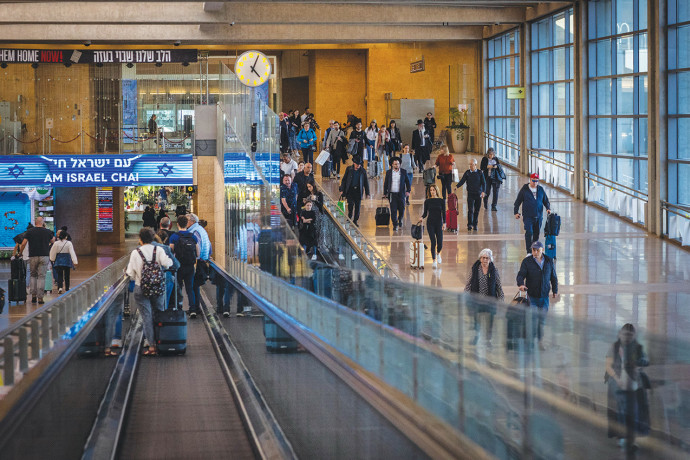 הלם בנתב”ג: חזר מדובאי עם תיק מרשרש – לא תאמינו מה נמצא בתוכו